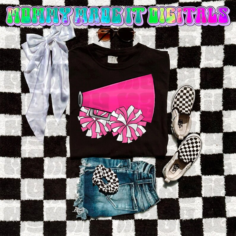 Puede incluir: Una composici&oacute;n plana con una camiseta negra con un meg&aacute;fono rosa y pompones, pantalones cortos de mezclilla, zapatos sin cordones a cuadros, un lazo blanco, gafas de sol y una scrunchie a cuadros. El texto "MOMMY MADE IT DIGITALS" est&aacute; en la parte superior.