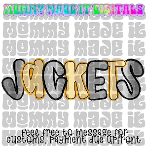 Può includere: Grafica digitale con la parola "JACKETS" in grandi lettere stilizzate. Le lettere sono delineate in nero con un motivo a righe gialle e grigie. Il testo "MOMMY MADE IT DIGITALS" è in alto.