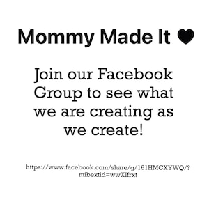 Puede incluir: Fondo blanco con texto negro: "Mommy Made It" con un s&iacute;mbolo de coraz&oacute;n. Debajo, dice: "&iexcl;&Uacute;nete a nuestro grupo de Facebook para ver lo que estamos creando a medida que creamos!" y un enlace de Facebook.