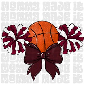 Puede incluir: Un balón de baloncesto naranja con líneas negras, flanqueado por pompones granate y blancos y un gran lazo granate. El fondo presenta un patrón repetido de las palabras "Mommy Made It".