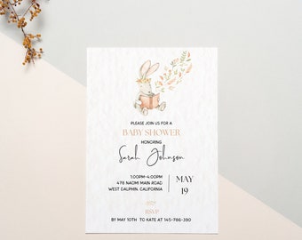 Può includere: Un invito a un baby shower con un'illustrazione ad acquerello di un coniglio con una corona di fiori che legge un libro. L'invito è per Sarah Johnson ed è previsto per il 19 maggio dalle 13:00 alle 16:00 in 478 Nacmi Main Road, West Dalphin, California. RSVP entro il 10 maggio a Kate al 145-786-390.