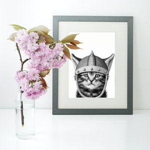 Gatito en un casco vikingo, gatito vikingo 2 Descarga de arte digital AI art