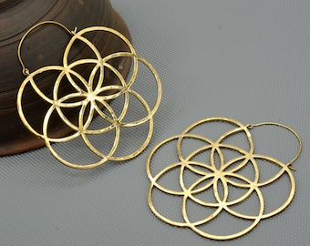 Geometriska mässingsörhängen: Minimalistisk cirkeldesign