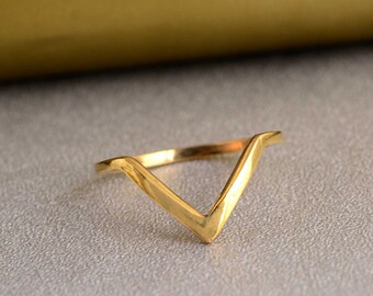 Anillo Chevron dorado: Anillo apilable fino de latón en forma de V