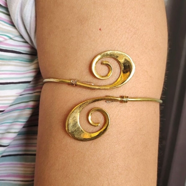 Brazalete superior en espiral hecho a mano de latón, joyería