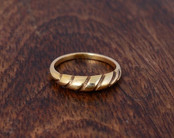 Messing croissantring: robuuste gouden gedraaide ring