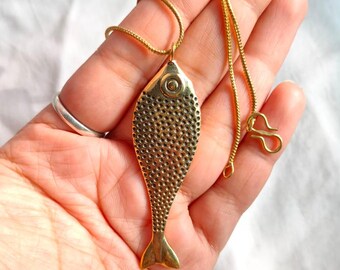 Collar de pez dorado 3D de latón: colgante minimalista de animal marino
