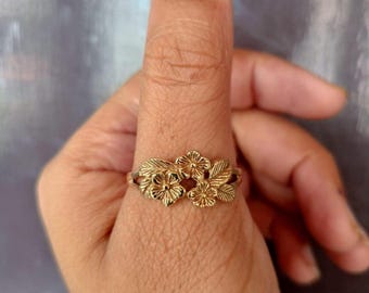 手作りの真鍮製フラワーリング：繊細なゴールドのフローラルバンド