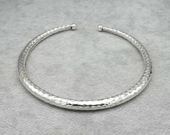 Gargantilla de plata mate: Collar abierto minimalista cepillado