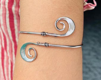 Bracciale superiore in argento con spirale, realizzato a mano in ottone, gioiello