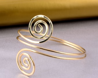 Vergoldeter Spiralarmreif: Minimalistisches Messingarmband