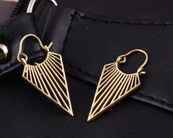 Peut inclure: Une paire de boucles d'oreilles triangulaires géométriques dorées avec un motif linéaire. Les boucles d'oreilles ont une fermeture de type anneau.
