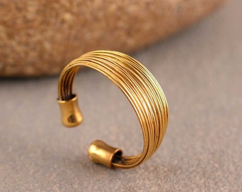 Anillo de latón con múltiples alambres: joyería étnica bohemia hecha a mano.