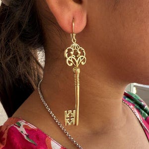 Antique Brass Key Dangle Earrings: Women&#39;s Key Charm Jewelry