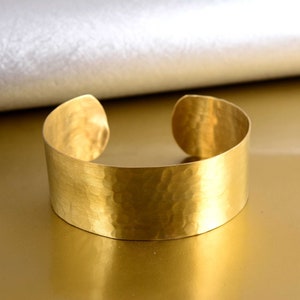 Breiter Gehämmerter Armreif aus Messing im Göttinen Stil