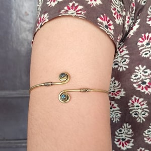 Brazalete de oro y labradorita (joyería corporal)