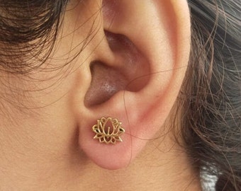 Messing oorknopjes met lotusbloem: op de natuur geïnspireerde sieraden