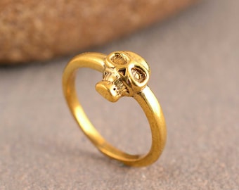 Anillo de calavera de latón: Joyería gótica minimalista unisex