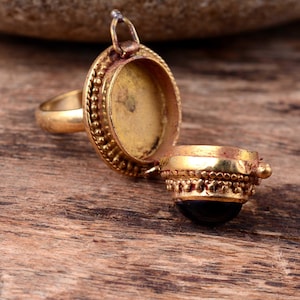 Schwarze Onyx Poisoner Box Ring, ovale Form Schwarze Onyx Geheimfach Box Messing Handgemachtes Poison Ring Geschenk für Sie