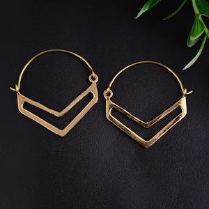 Gold Chevron Creolen: Minimalistischer Pfeilspitzen Schmuck aus Messing