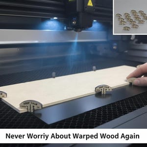 Può includere: Una taglierina laser con una tavola di legno beige chiaro fissata con piccole pinze metalliche. Il testo "KEEP CALM" è visibile sui morsetti. L'immagine include il testo "Never Worry About Warped Wood Again" e un'icona "SVG FILE INCLUDED".