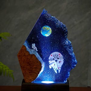 Lampe spatiale en résine, astronaute, faucon millenium, oeuvre d'art de la galaxie, socle en bois nu