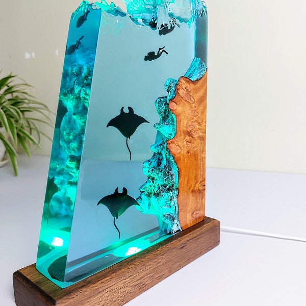 Explore the Carolina Sea. Resin Art Lamp, Crystal Lights, Best Gifts, Ocean Adventures, Deep Sea Wonders, Unique Crafts, Gifts from sea.