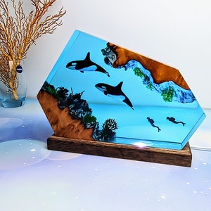 Lampe aus Resin und großem Delfin aus Holz. Benutzerdefinierte Kunstlichter, klare Kristallblöcke, Tiefseegemälde, Tiefseewunder, Geschenke für Mama und Papa.
