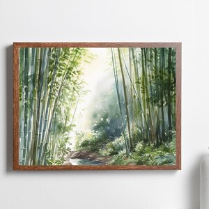 Pu&ograve; includere: Un dipinto ad acquerello di una foresta di bamb&ugrave; con un piccolo ruscello che la attraversa. Il dipinto &egrave; incorniciato in una cornice di legno marrone.