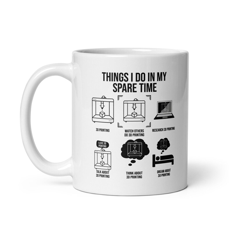 Pu&ograve; includere: Tazza in ceramica bianca con un'illustrazione in bianco e nero di una stampante 3D e il testo "Things I do in my spare time". L'illustrazione mostra una stampante 3D, un laptop e un fumetto con una stampante 3D al suo interno.