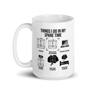 Pu&ograve; includere: Una tazza in ceramica bianca con un'illustrazione in bianco e nero di una stampante 3D e il testo "Things I do in my spare time". L'illustrazione mostra una stampante 3D, una persona che guarda una stampante 3D, un laptop, un fumetto con una stampante 3D al suo interno, un pensiero con una stampante 3D al suo interno e un letto.