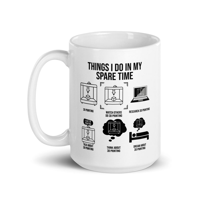 Pu&ograve; includere: Una tazza in ceramica bianca con un'illustrazione in bianco e nero di una stampante 3D e il testo "Things I do in my spare time". L'illustrazione mostra una stampante 3D, una persona che guarda una stampante 3D, un laptop, un fumetto con una stampante 3D al suo interno, un pensiero con una stampante 3D al suo interno e un letto.
