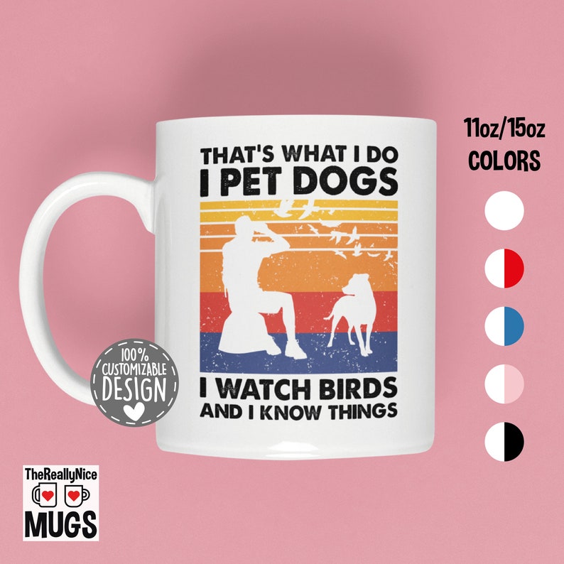 K&ouml;nnte beinhalten: Eine wei&szlig;e Keramiktasse mit einem Retro-Design, das eine Silhouette einer Person mit einem Hund und V&ouml;geln zeigt. Der Text auf der Tasse lautet "That's what I do I pet dogs I watch birds and I know things".