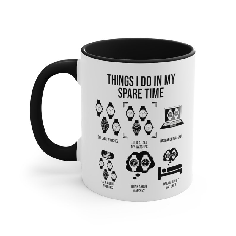 Op de afbeelding: Een witte koffiemok met een zwarte rand en handvat. De mok heeft een zwart-witte illustratie van horloges en de tekst "Things I do in my spare time".