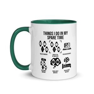 Op de afbeelding: Een witte koffiemok met een groene rand. De mok heeft een zwart-witte illustratie van horloges en de tekst "THINGS I DO IN MY SPARE TIME".