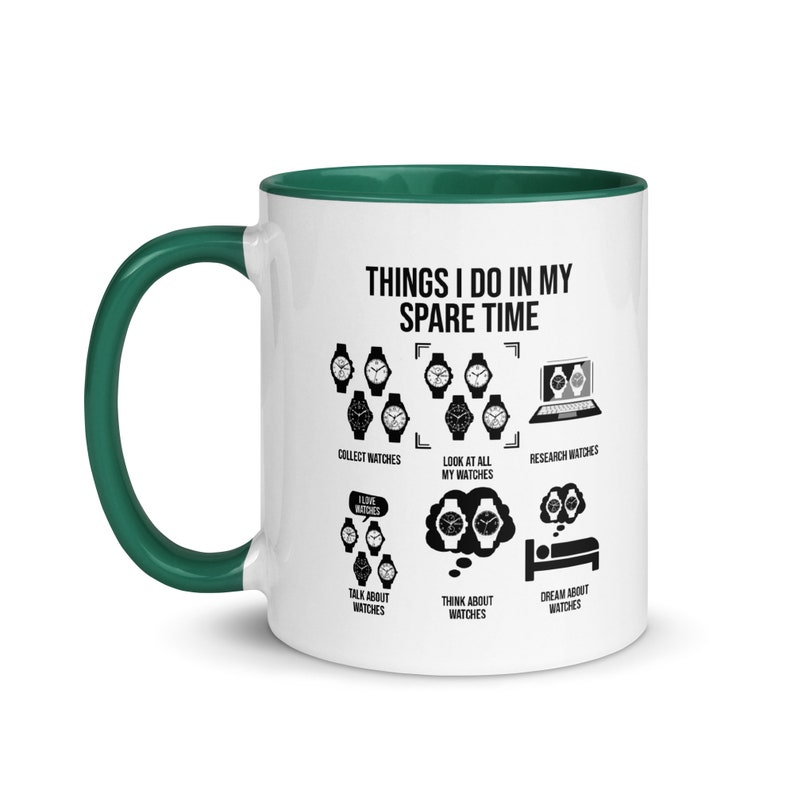 Op de afbeelding: Een witte koffiemok met een groene rand. De mok heeft een zwart-witte illustratie van horloges en de tekst "THINGS I DO IN MY SPARE TIME".