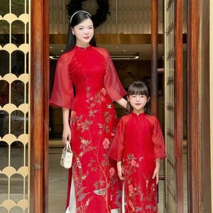 赤いベトナム風アオザイドレス – 刺繍入り花鳥模様 | 女性用伝統ロングドレス | 旧正月、結婚式、パーティーの装い