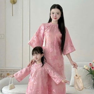 Conjunto Ao Dai rosa de chiffon para mãe e filha: Traje vietnamita para o Tet (Ano Novo Lunar).