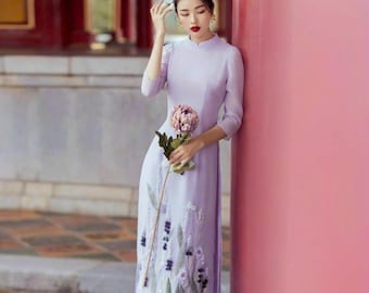 Ao Dai con bordado floral 3D morado: vestido vietnamita moderno - Traje vietnamita