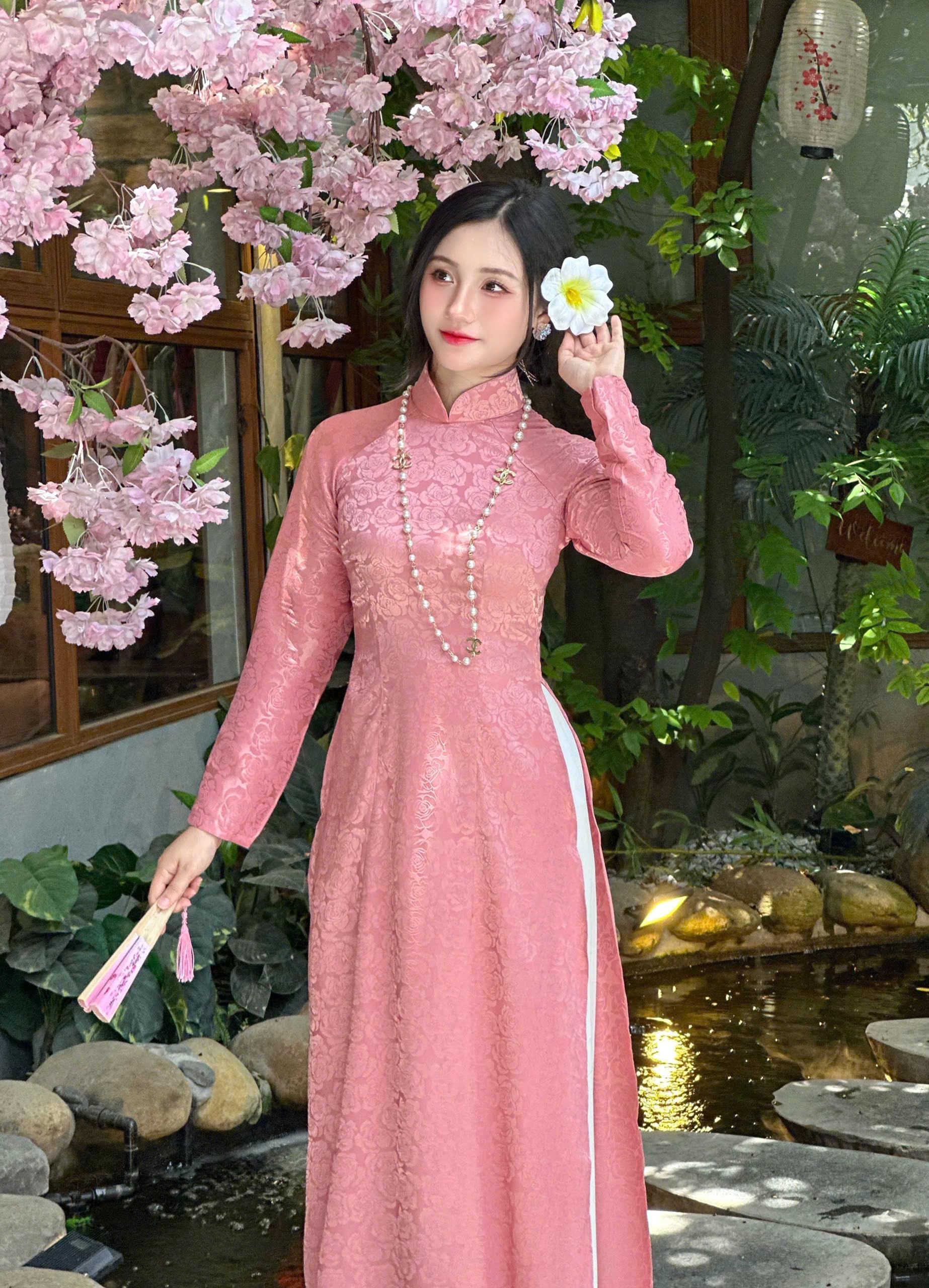 ベトナムのアオザイ姿の女性像 茶色の石製 手彫り 高さ17cm