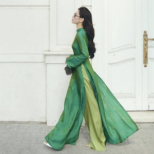 green funeral dress Helaena's funeral dress looks like it's made out of the same green floral  fabric as Alicent's wedding dress I-