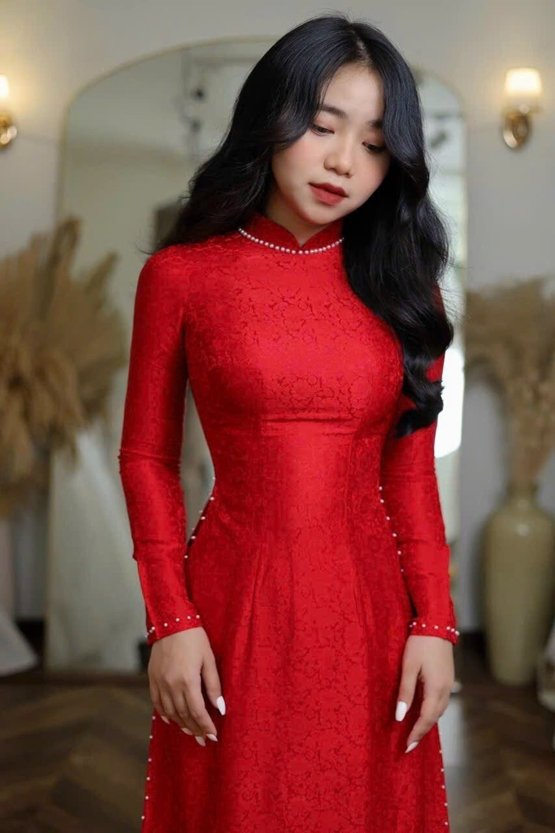 Ao Dai vietnamita rojo: vestido de novia de brocado con perlas