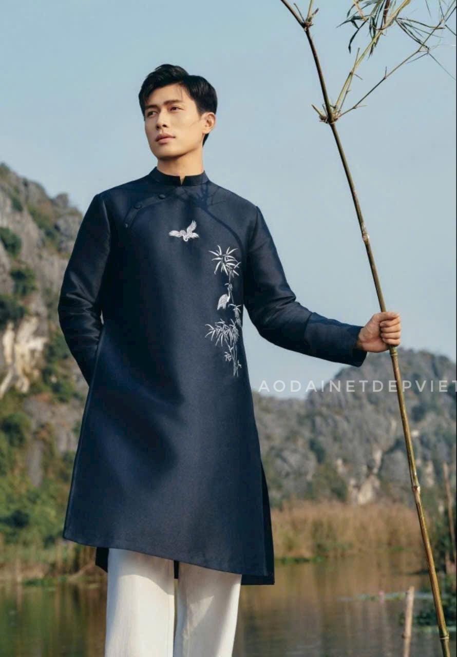 Embroidered Navy Blue Ao Dai for Men: Traditional Vietnamese Dress
