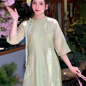 Vestido Ao Dai verde modernizado: traje vietnamita de seda