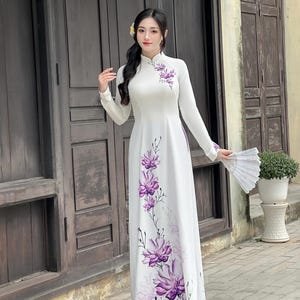 Weiße Seide Ao Dai : Langes Vietnamesisches Kleid mit Lila Blumen Detail