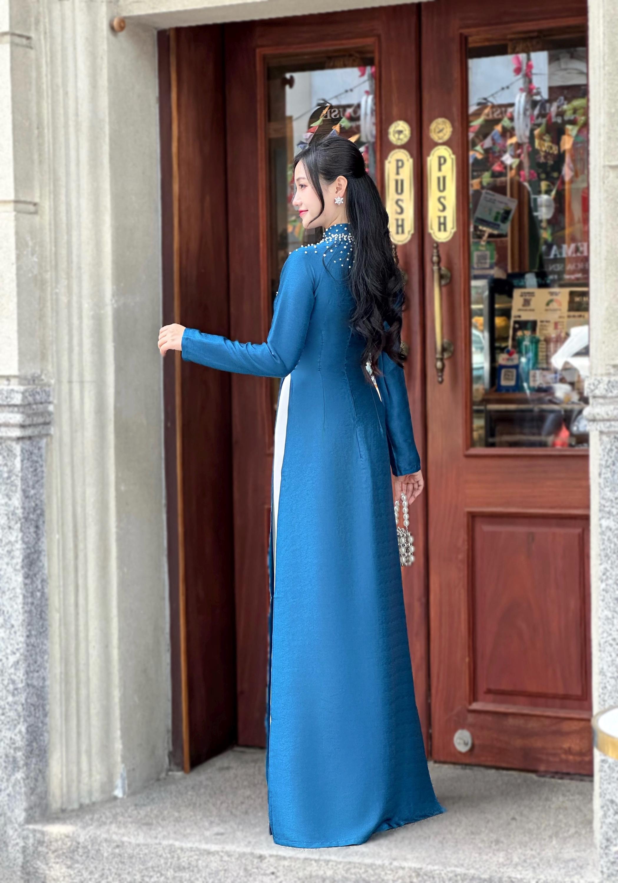 クリスタルカラーの深いブルーのシルクアオザイ - ベトナムの伝統衣装