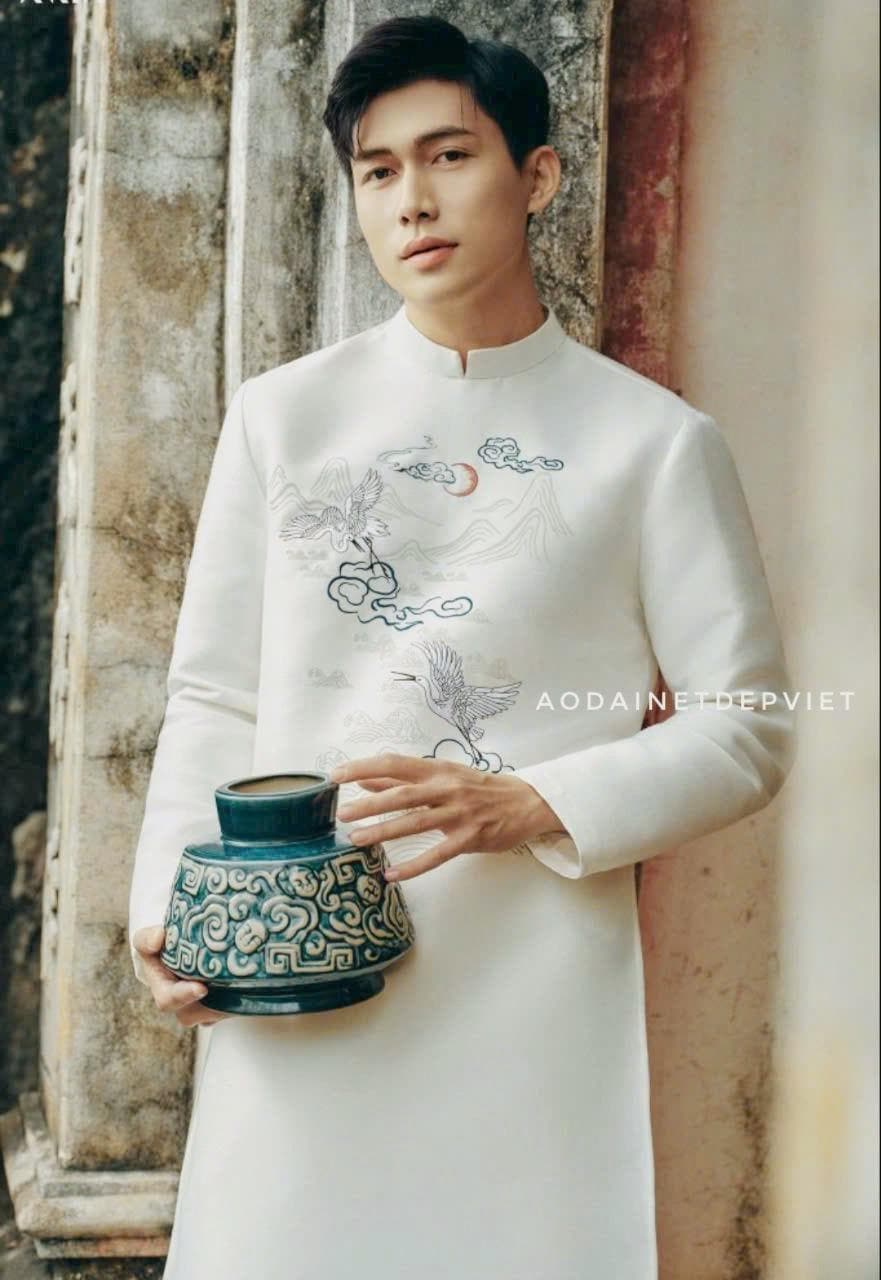 White Crane Embroidered Ao Dai For Men: Traditional Vietnamese Style