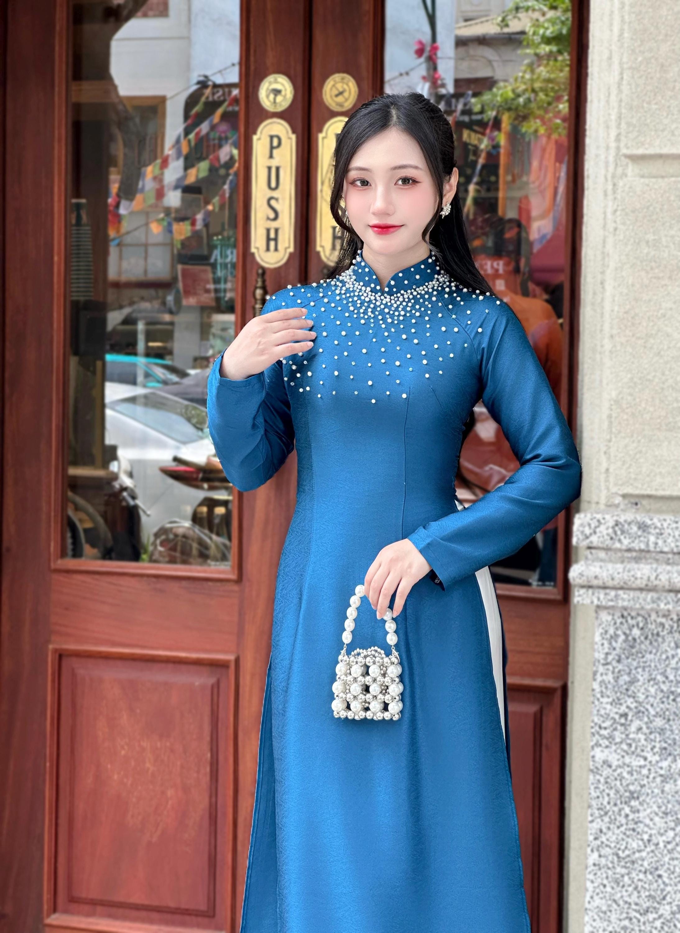 クリスタルカラーの深いブルーのシルクアオザイ - ベトナムの伝統衣装