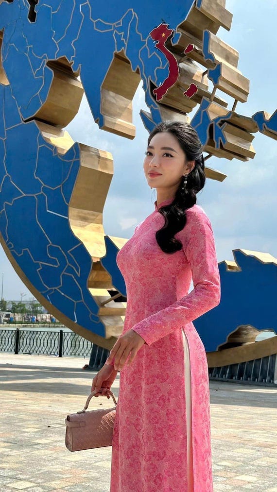 ピンクのシルク製アオザイ：ベトナムの伝統的な結婚式・祝祭衣装 