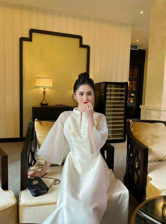 Green Embroireded Vietnamese Ao Dai For Women | Ao Dai Viet